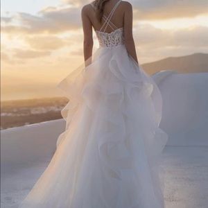 Beautiful wedding dress. Unworn, unwashed, has tags.